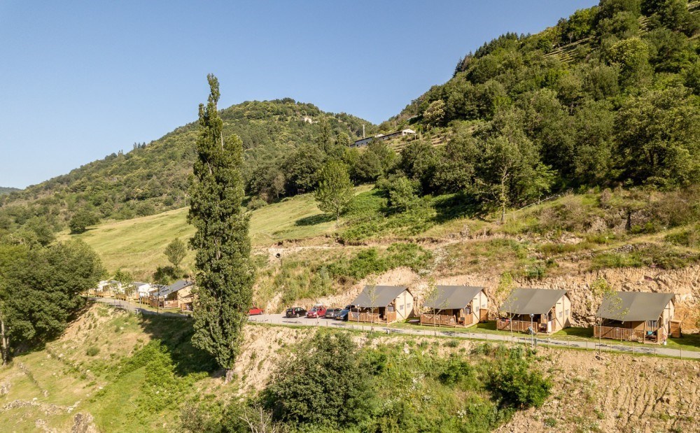 Lodgetenten met uitzicht over het dal