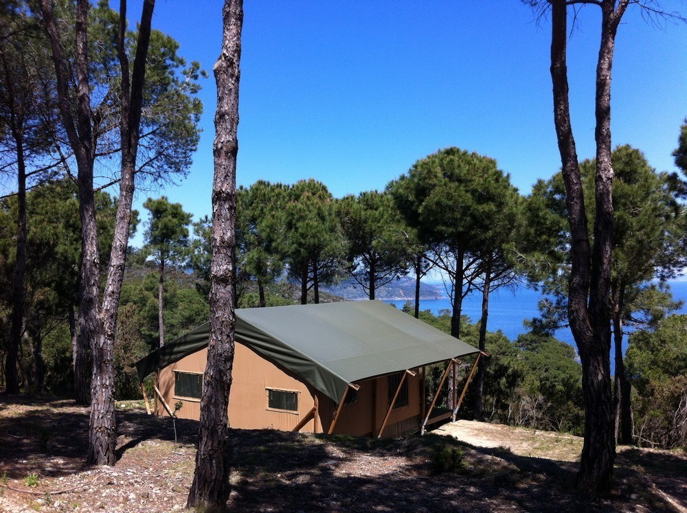 Safaritent met uitzicht op zee