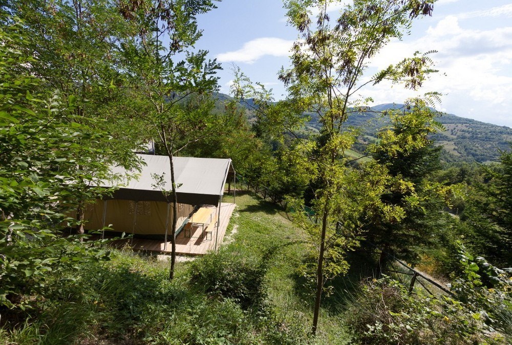 Safaritent met uitzicht op de heuvels