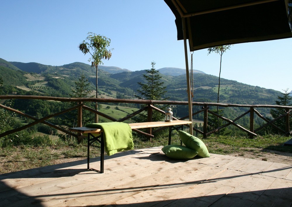 Safaritent met uitzicht op de heuvels