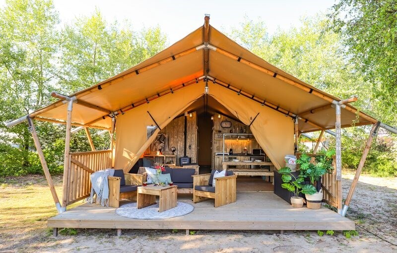 Safaritent aan een jachthaven