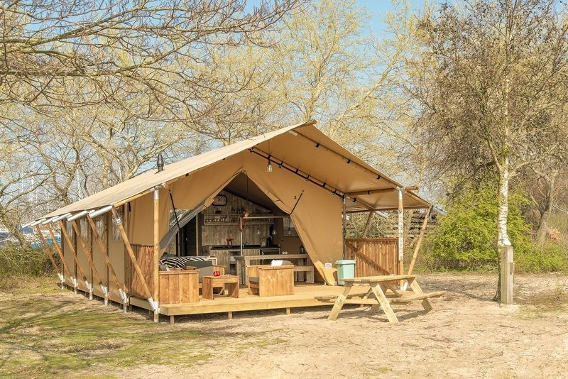 Safaritent aan een jachthaven