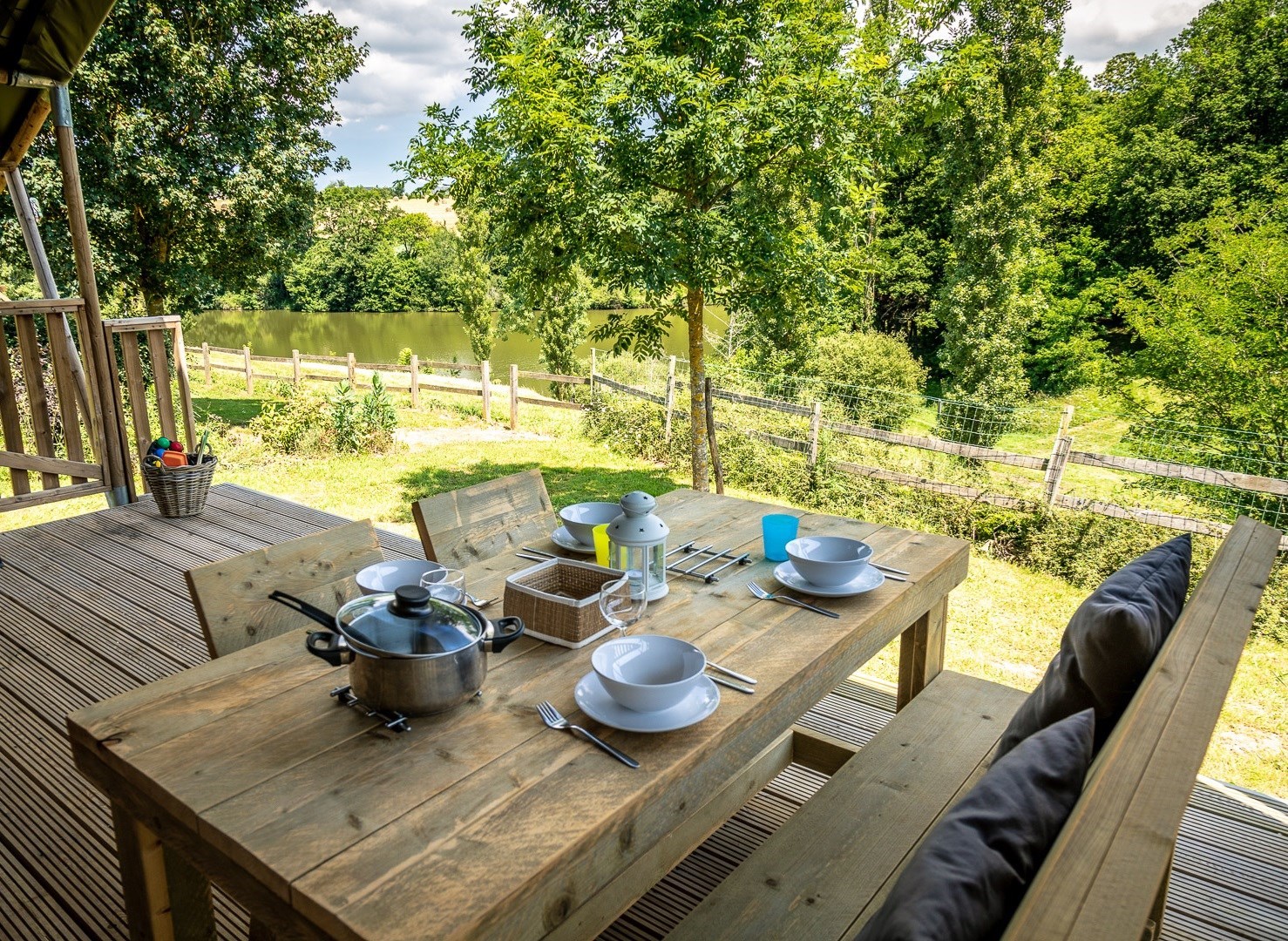 Safaritent met uitzicht op meer