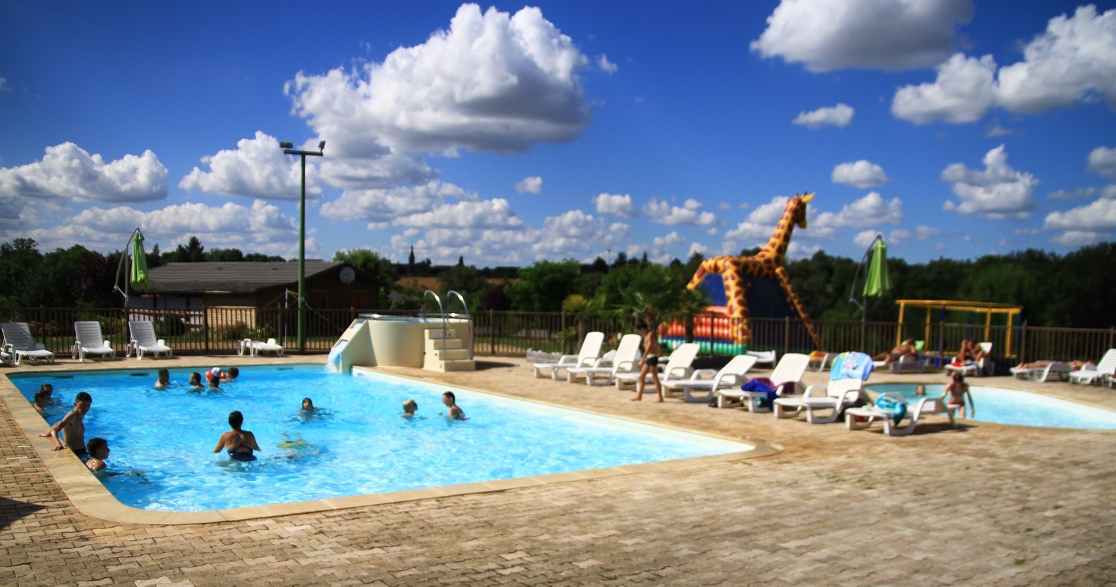 Safaritent met uitzicht op meer