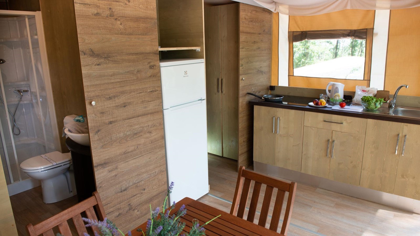 Overnachten in een lodgetent met badkamer