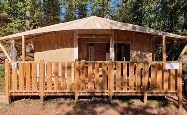 Overnachten in een lodgetent met badkamer Overnachten in een lodgetent met badkamer
