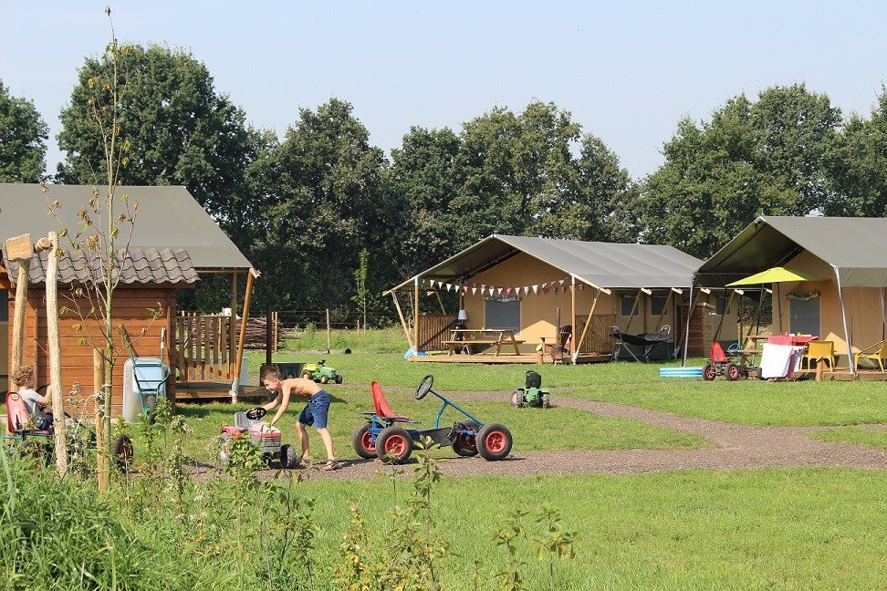 Luxe safaritenten met badkamer bij de boer