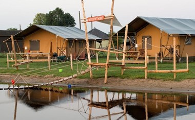 Safaritent aan een waterpretweide Safaritent aan een waterpretweide