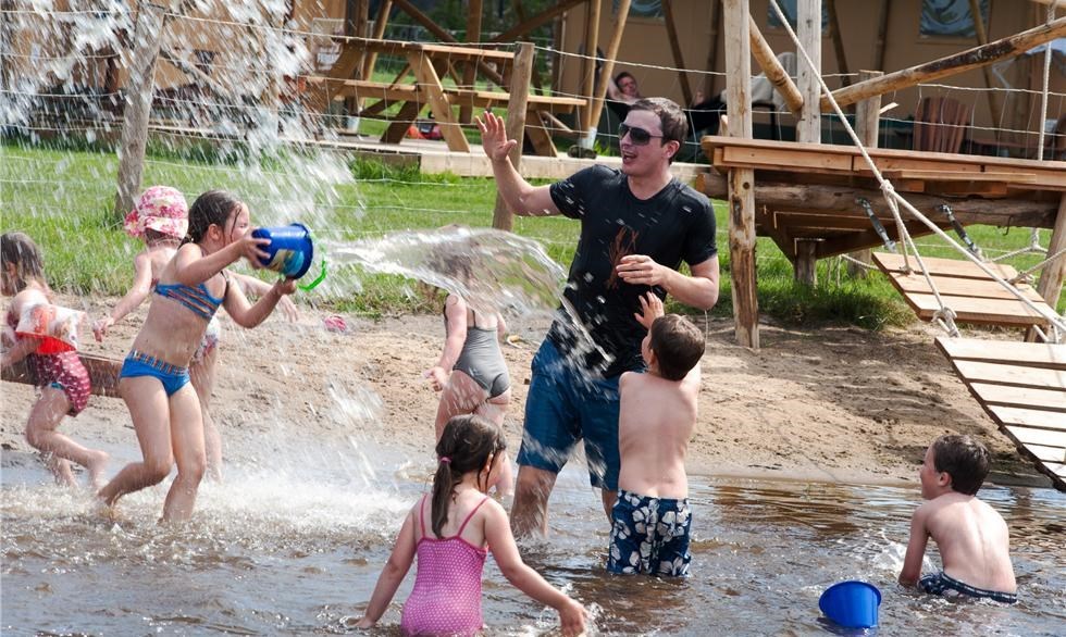 Safaritent aan een waterpretweide