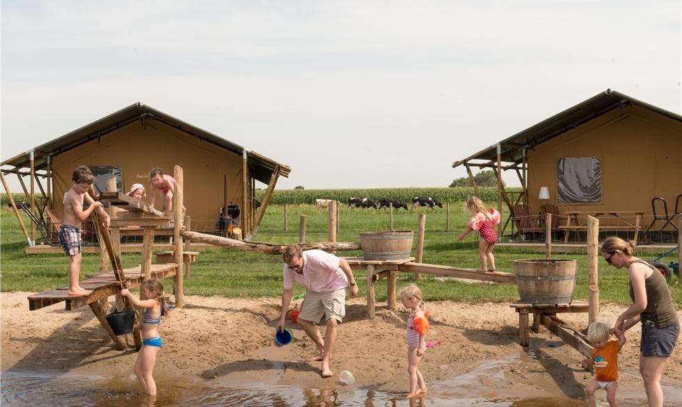 Safaritent aan een waterpretweide