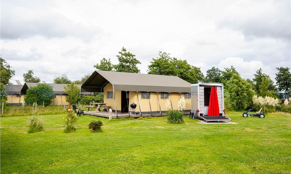 Luxe safaritent op een paardenpension