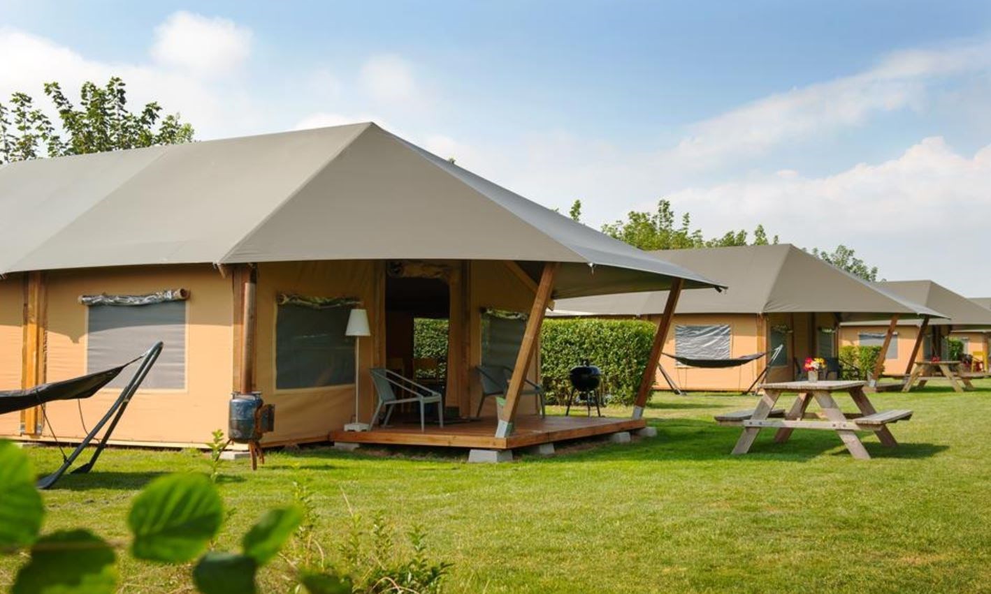 Safaritent op een schapenmelkerij