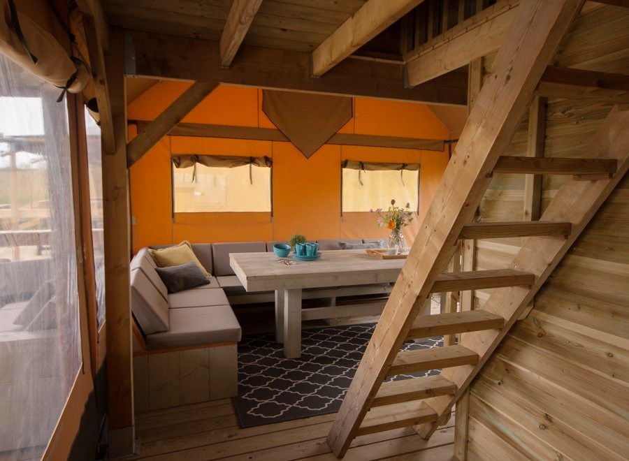 Luxe safaritent met badkamer bij het strand