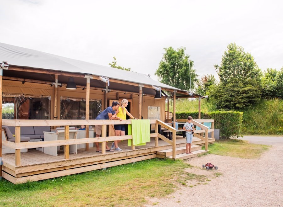 Luxe safaritent met badkamer bij het strand