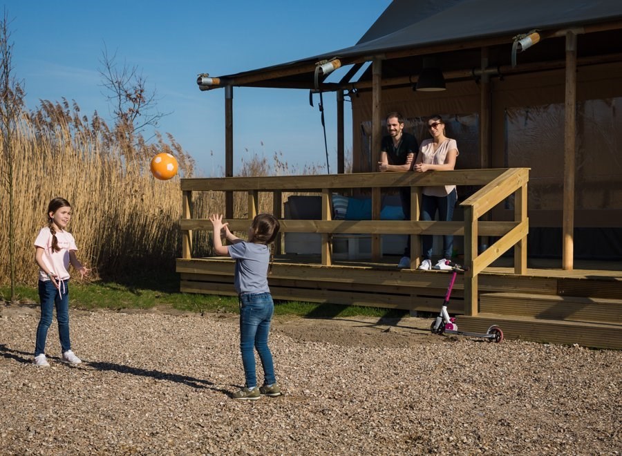 Luxe safaritent met badkamer bij het strand