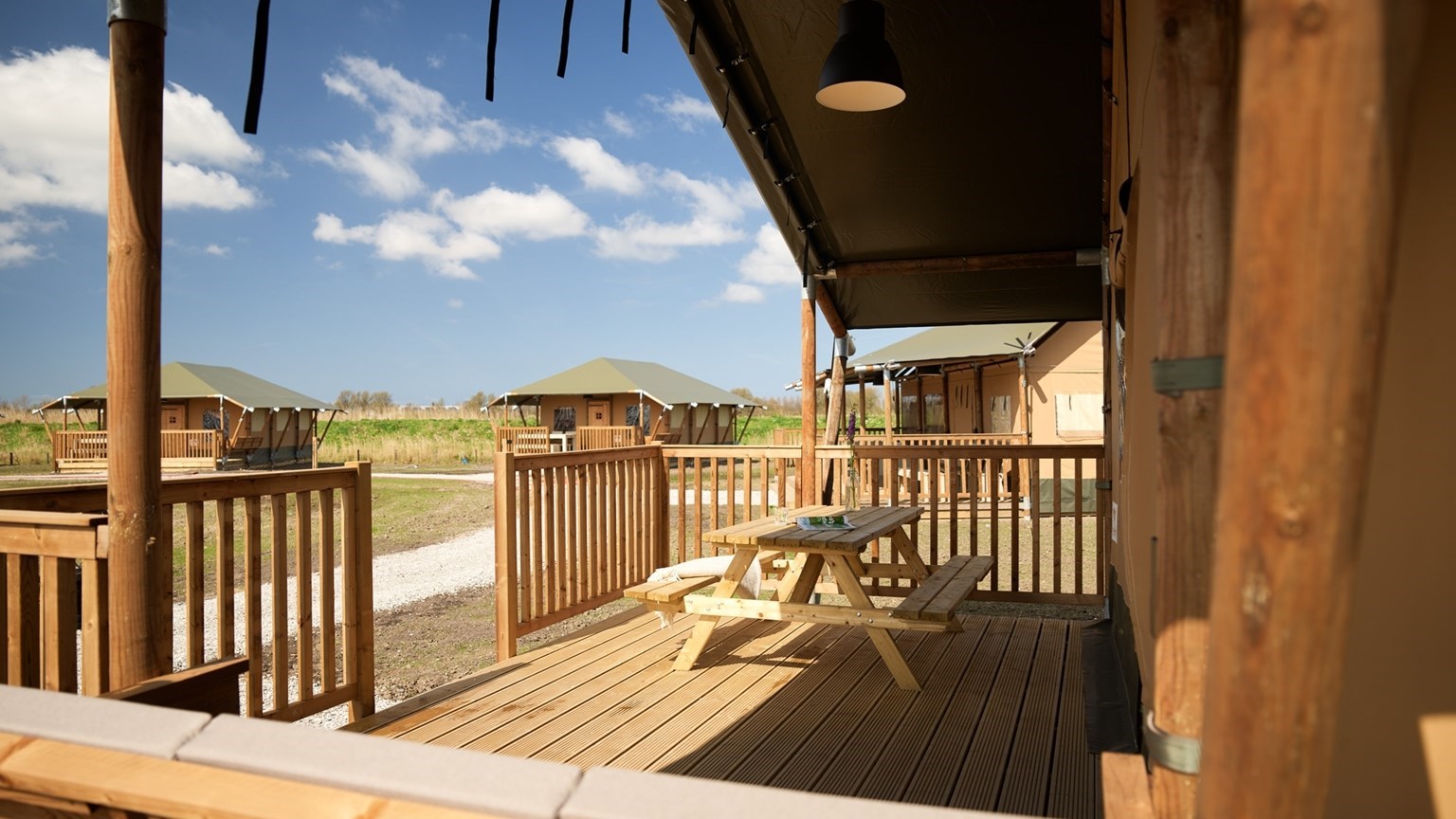 Luxe safaritent aan het Uitgeestermeer