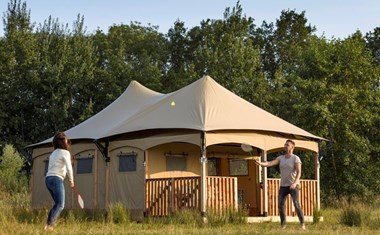 Stoere safaritent met uitzicht op het meer Stoere safaritent met uitzicht op het meer
