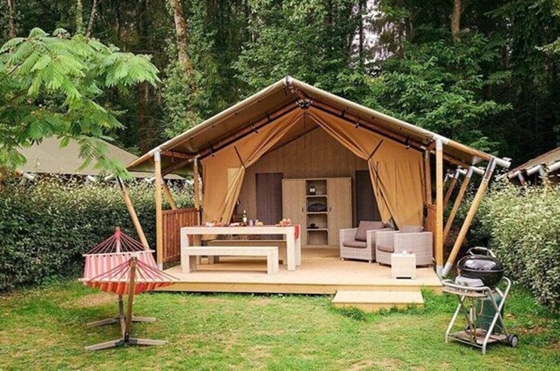 Luxe tent in een vallei in de Auvergne Luxe tent in een vallei in de Auvergne