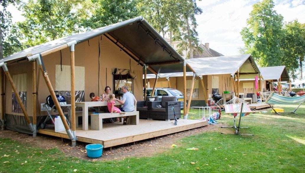 Safaritent op een kasteelcamping