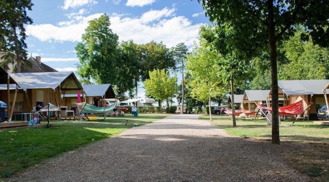 Safaritent op een kasteelcamping