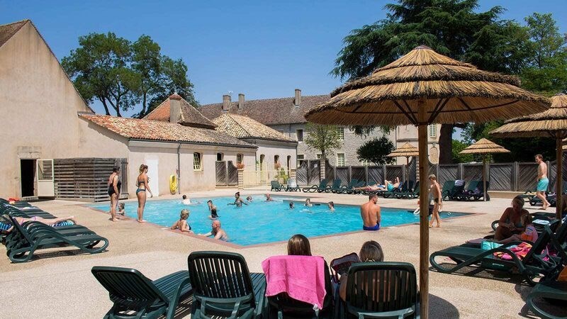 Safaritent op een kasteelcamping