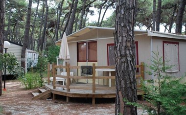 Lodgentent met badkamer aan de Adriatische kust Lodgentent met badkamer aan de Adriatische kust