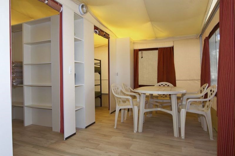 Lodgetent met badkamer