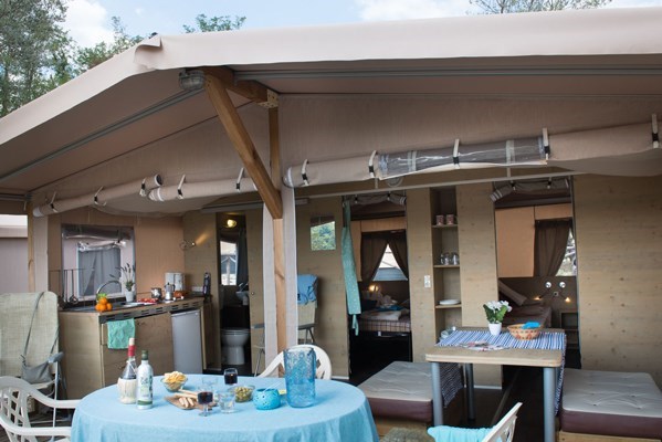 Lodgetent met badkamer in Toscane