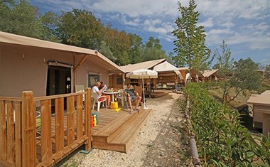 Lodgetent met badkamer Lodgetent met badkamer