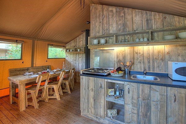 Safaritent met badkamer en bubbelbad