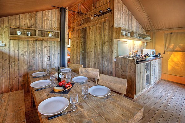 Safaritent met sanitair en airco