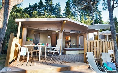 Lodgetent met badkamer Lodgetent met badkamer