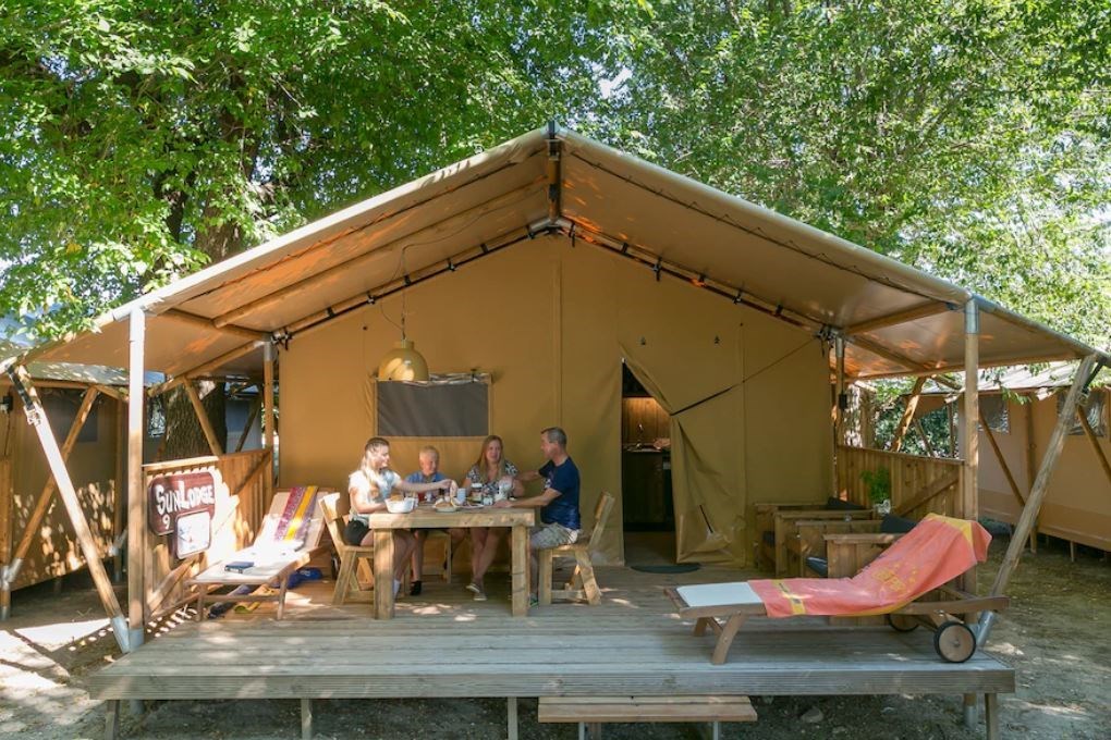 Safaritent met badkamer