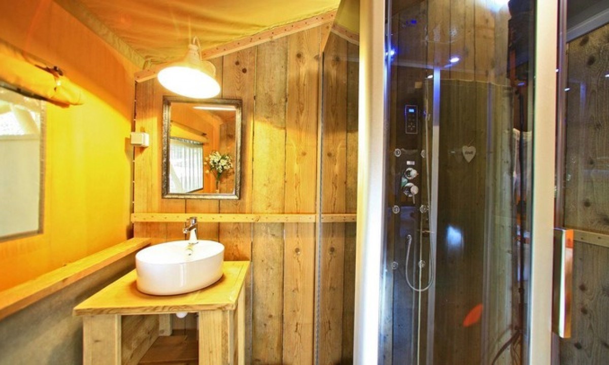 Safaritent met eigen sanitair