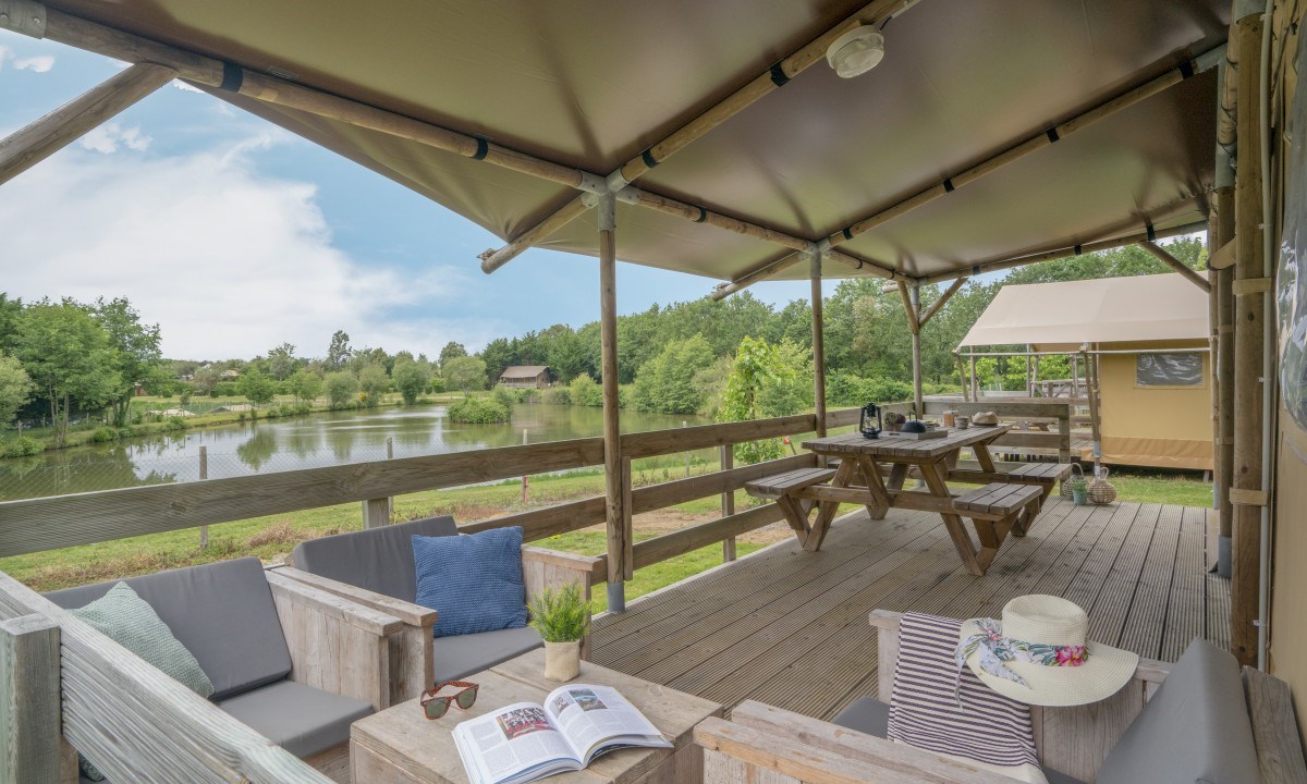 Glamping in een Lodgetent met badkamer