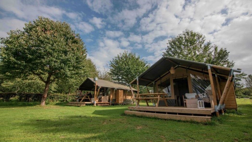 Safaritent met sanitair aan het Veerse Meer