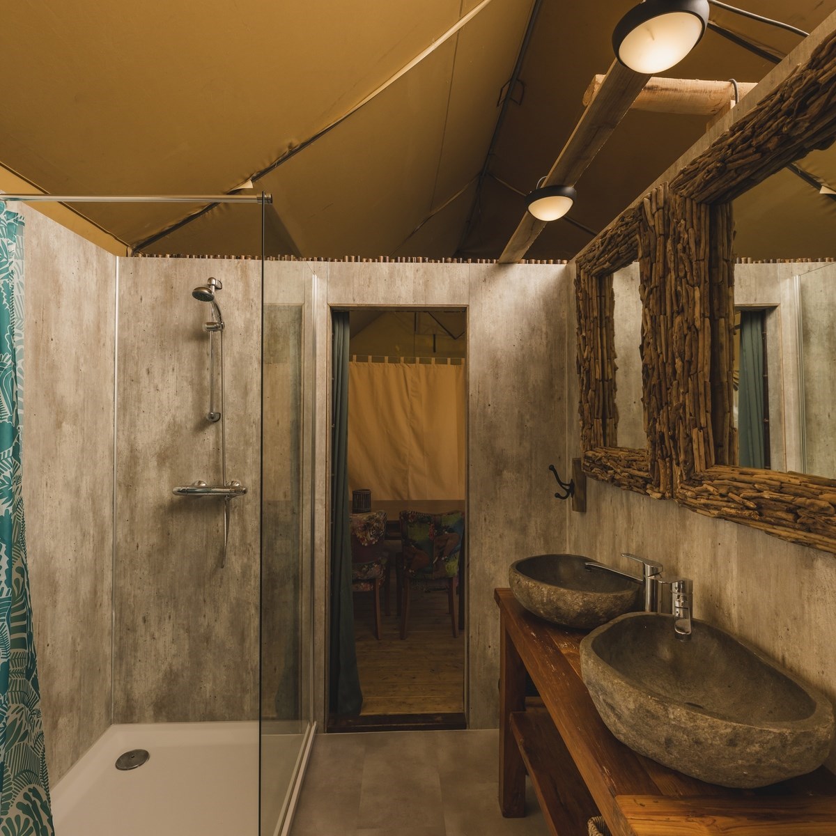 Glamping safaritent met privé badkamer net over Duitse grens