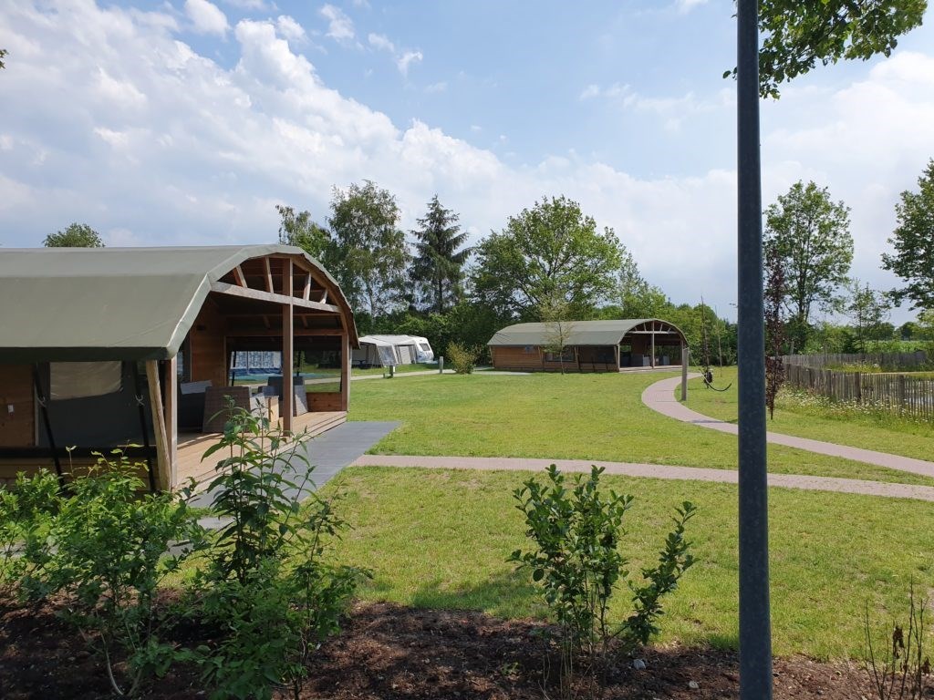 Luxe Lodgetent met privé sanitair en groot terras