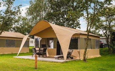 Safaritent met eigen badkamer Safaritent met eigen badkamer
