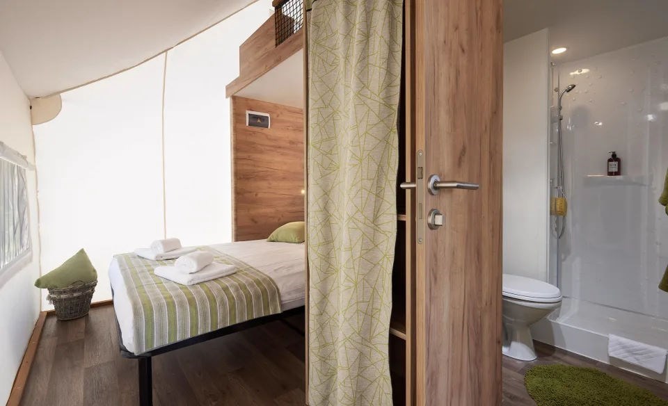 Glamping safaritent met prive sanitair aan het Veluwemeer