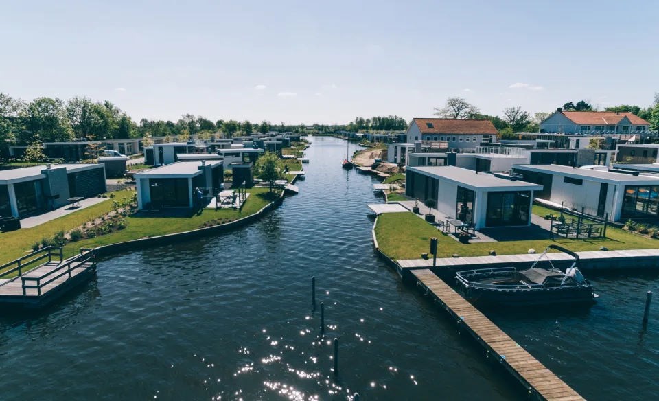 Glamping safaritent met prive sanitair aan het Veluwemeer