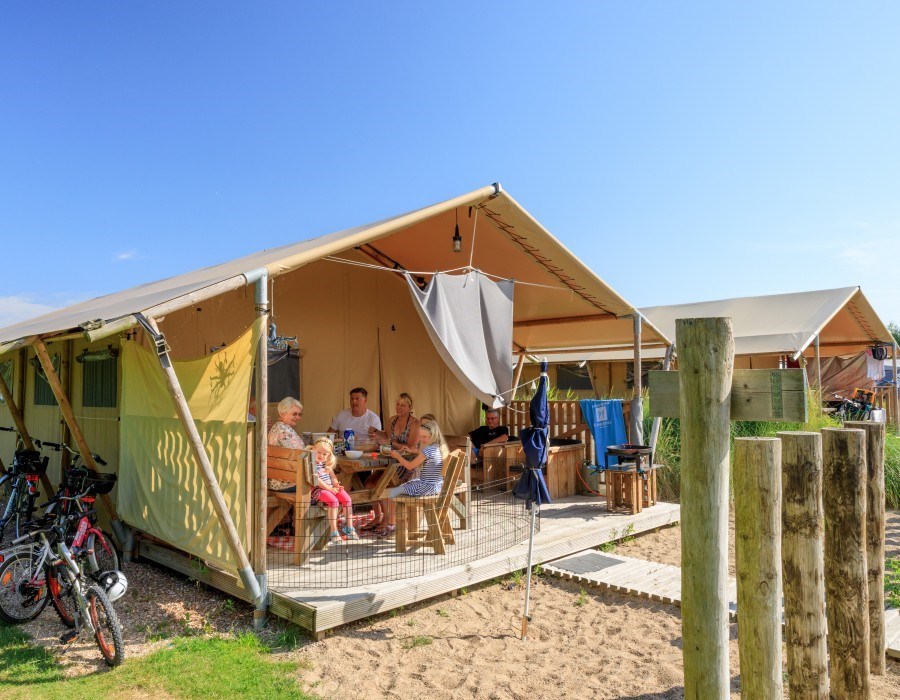 Glamping in een safaritent met eigen badkamer in de Zoutelande