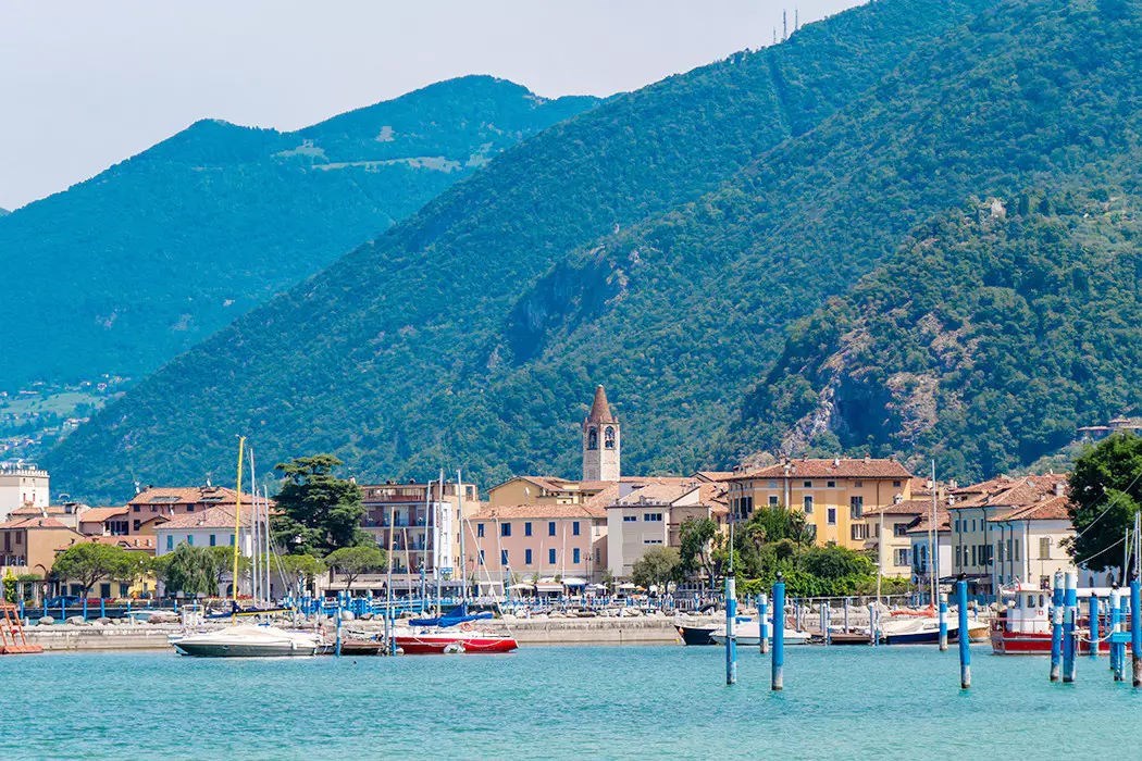 Lodgetent met privé sanitair aan het Iseomeer