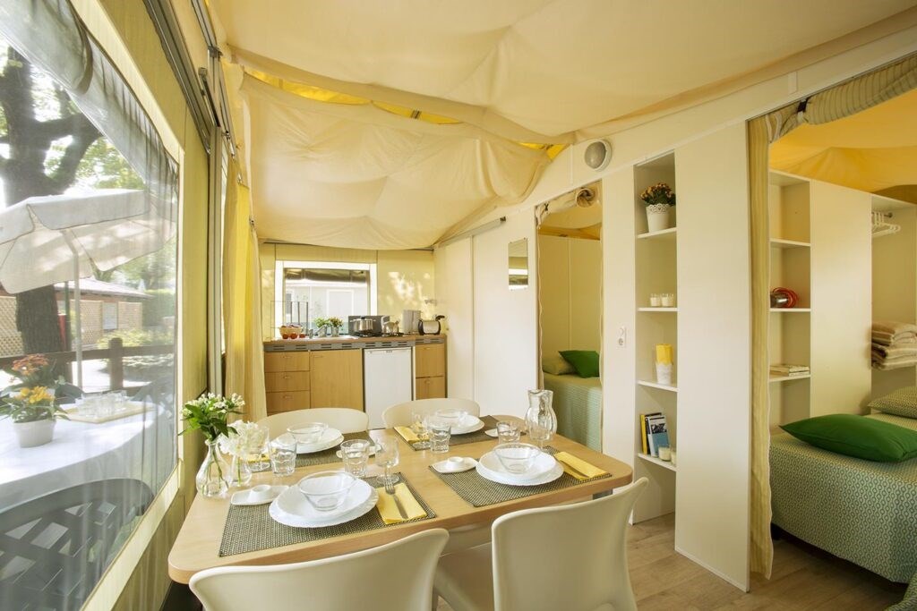 Lodgetent met privé sanitair aan het Iseomeer