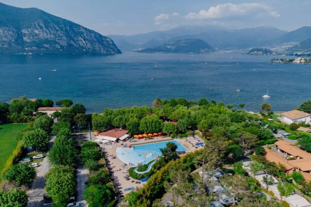 Lodgetent met privé sanitair aan het Iseomeer