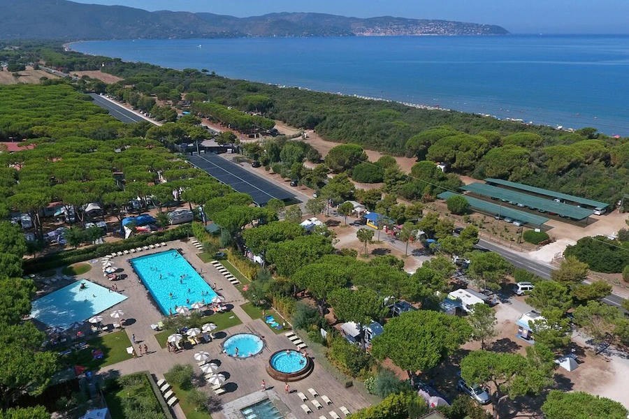 Safaritent met badkamer aan de Toscaanse kust