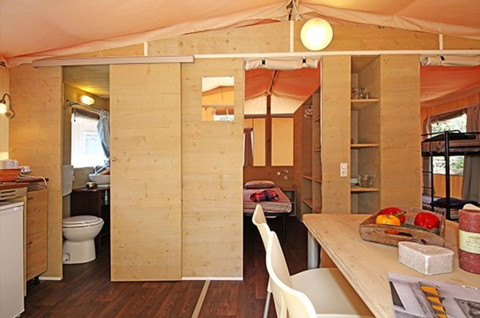 Lodgetent met badkamer aan de Adriatische kust