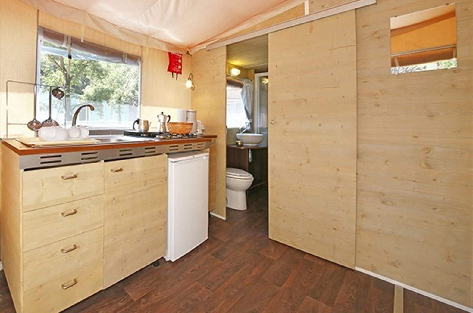 Lodgetent met badkamer aan de prachtige Toscaanse kust