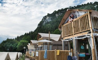 Airlodge met badkamer en prachtig uitzicht over het Gardameer Airlodge met badkamer en prachtig uitzicht over het Gardameer