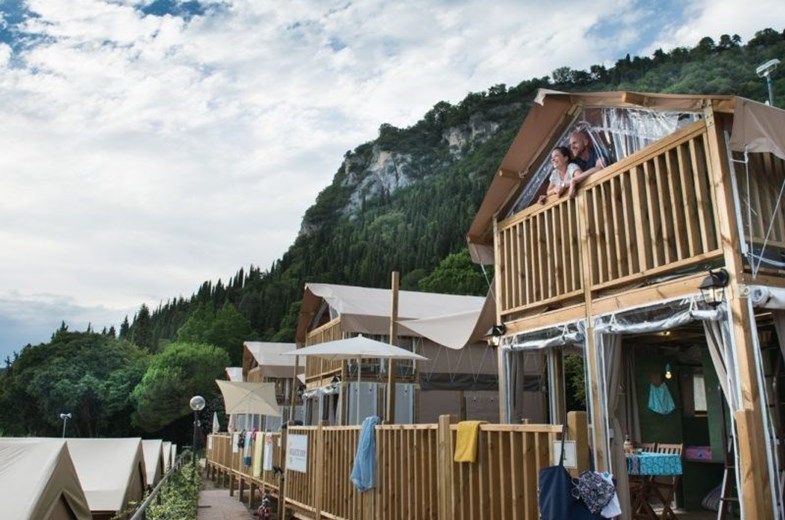 Airlodge met badkamer en prachtig uitzicht over het Gardameer Airlodge met badkamer en prachtig uitzicht over het Gardameer